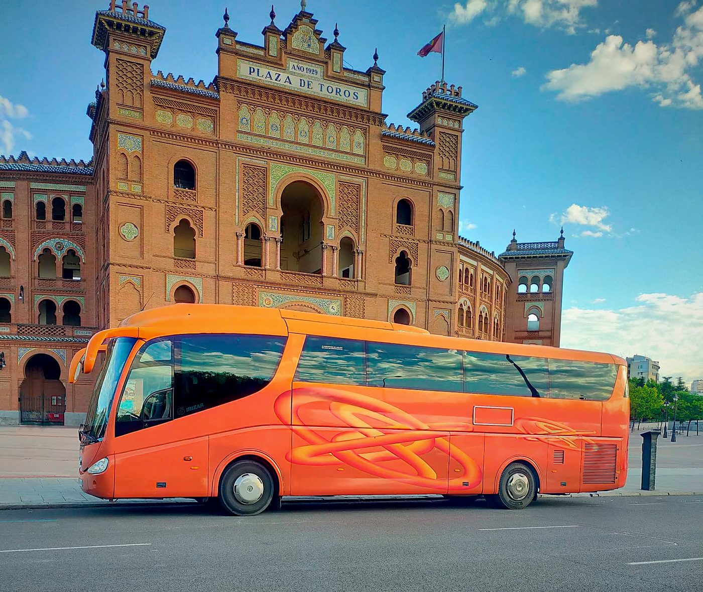 Autocar de Kapital Bus ante la Plaza de Toros de Las Ventas, en Madrid