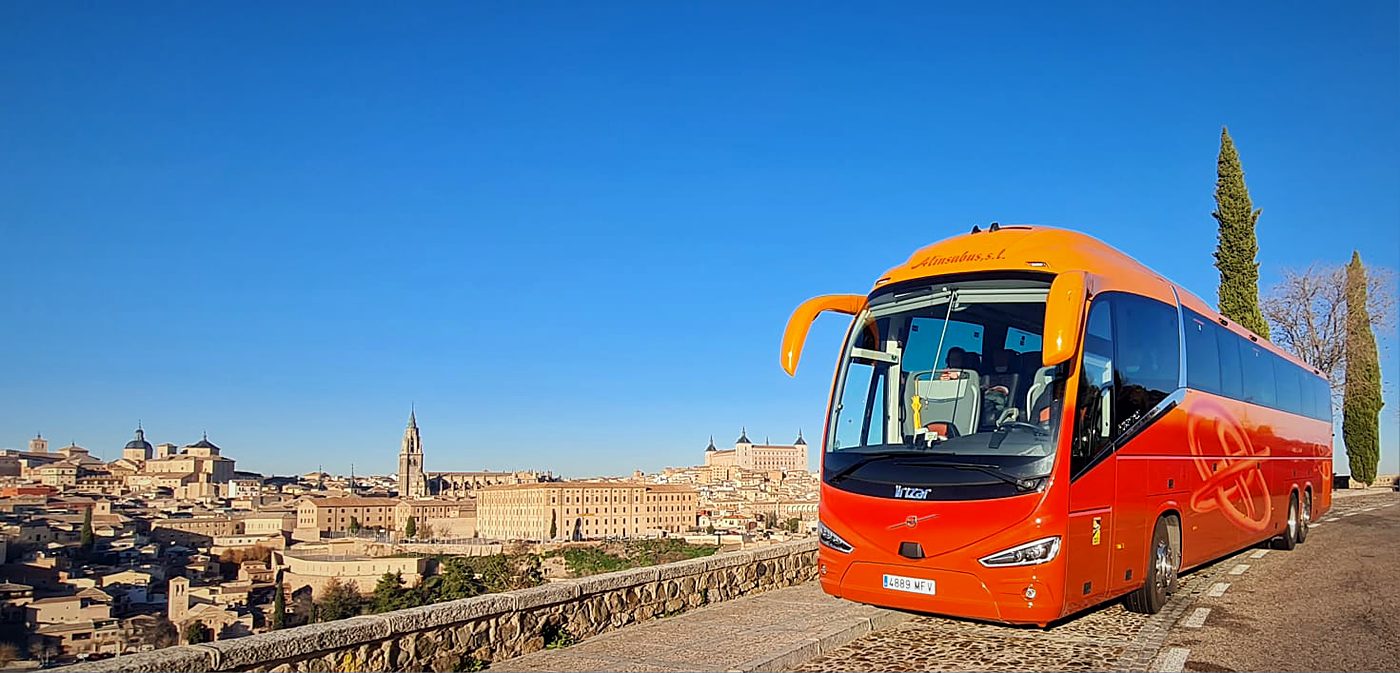 Autocar de Kapital Bus con la panorámica de Toledo al fondo