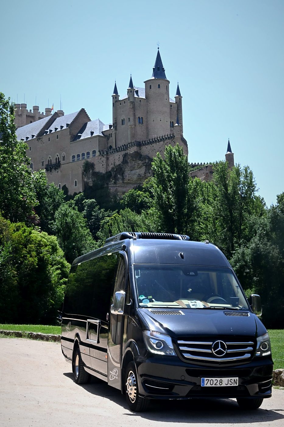 Minibús VIP negro de Kapital Bus a los pies del Alcázar de Segovia