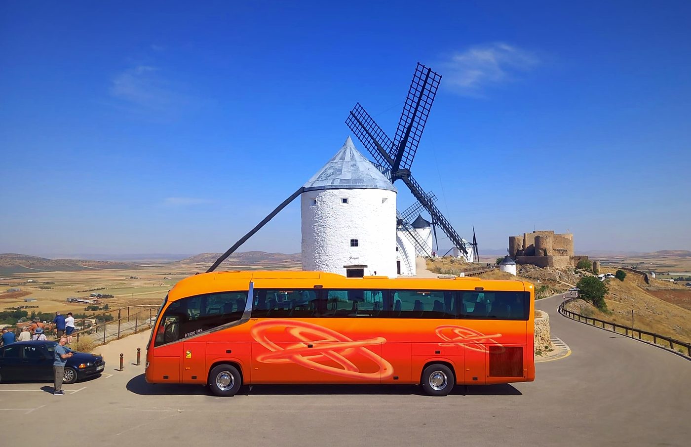 Autocar de Kapital Bus junto a los molinos de viento de Consuegra