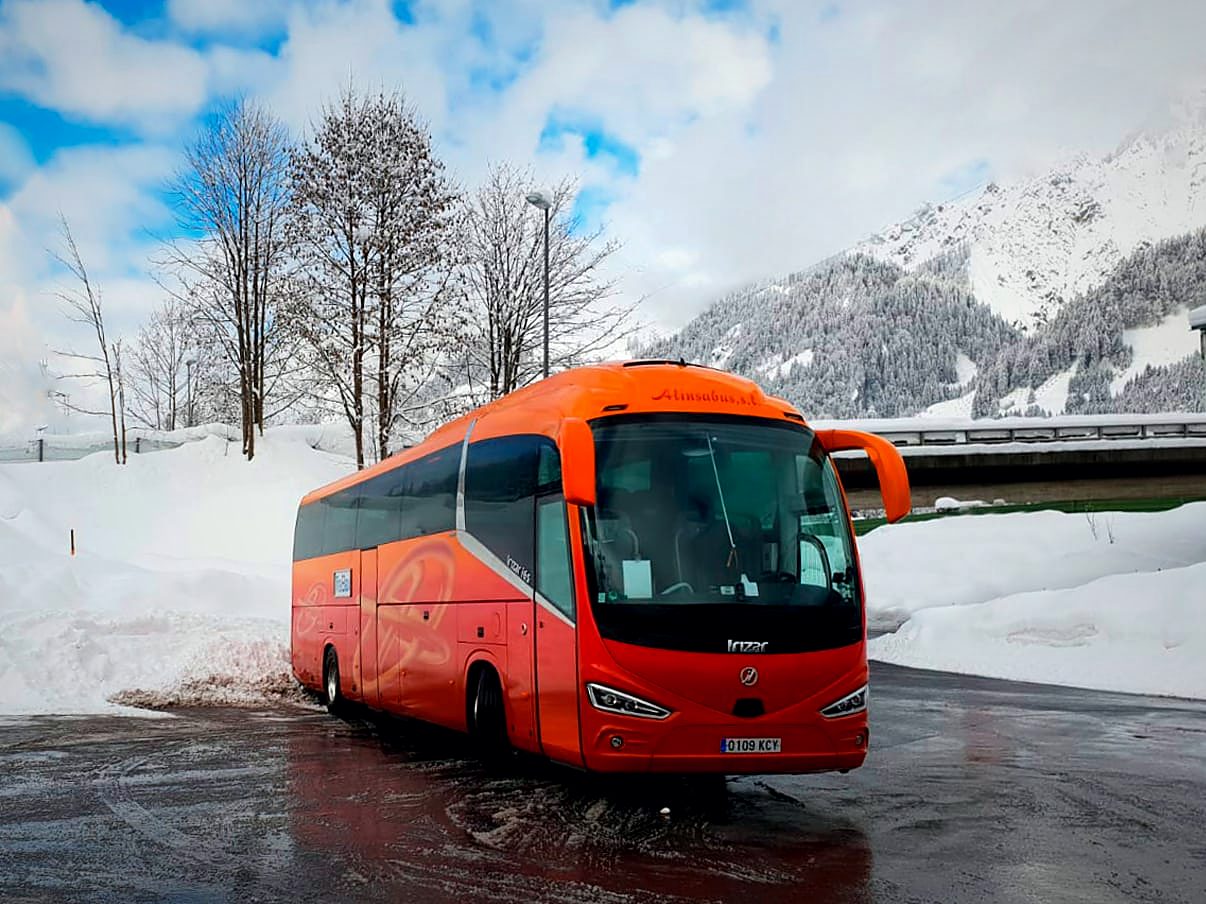 Autocar de Kapital Bus en un puerto de montaña nevado