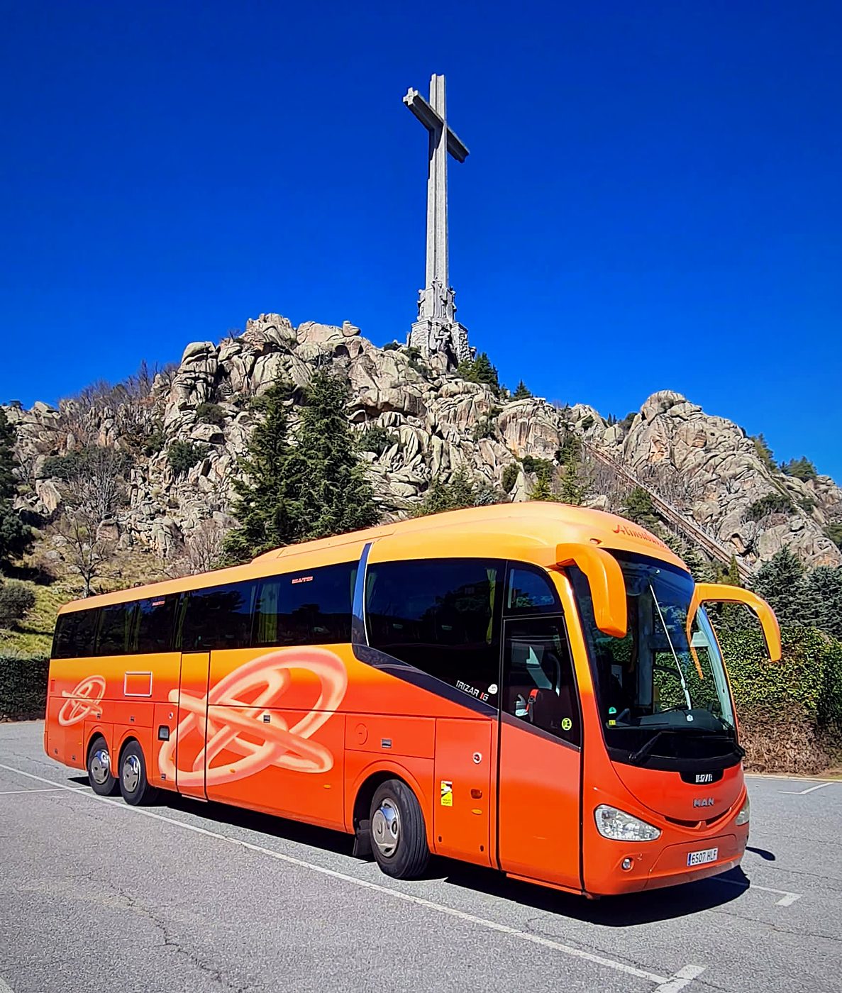 Autocar de Kapital Bus ante la cruz del Valle de los Caídos