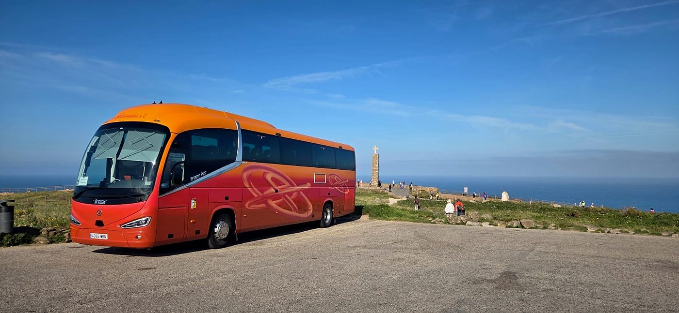Autocar de Kapital Bus en un mirador junto al mar